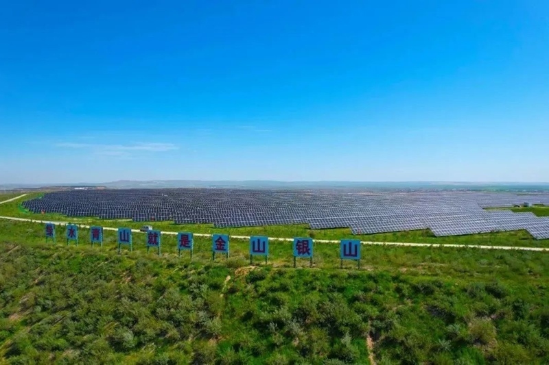 勝利能源露天礦排土場(chǎng)15.3萬千瓦光伏電站并網(wǎng)發(fā)電。受訪者供圖