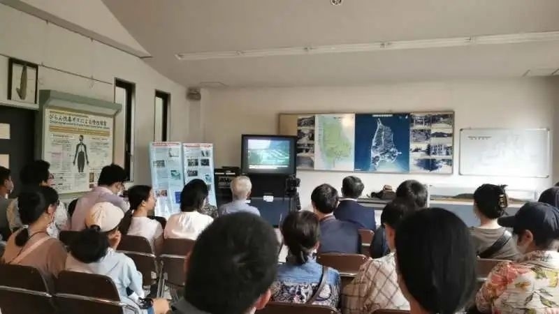 觀看日軍發(fā)動毒氣戰(zhàn)的影像資料。中國駐大阪總領(lǐng)事館供圖