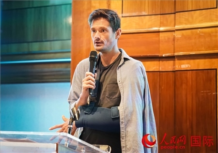 萊昂·麥卡倫分享張家界故事。人民網(wǎng) 郭錦標(biāo)攝