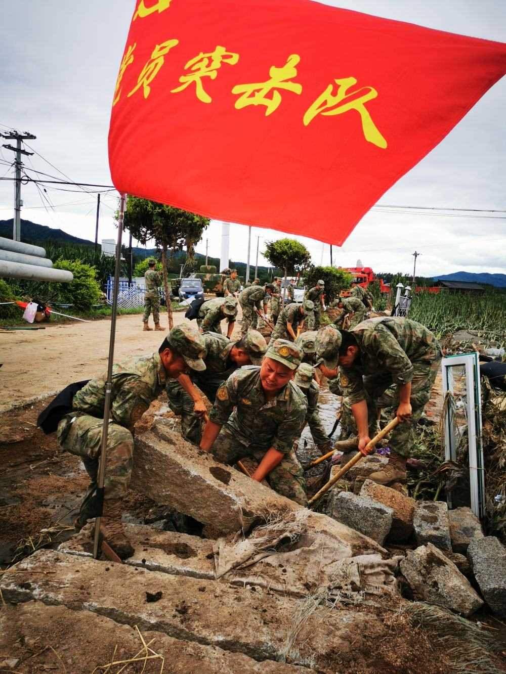 8月7日，陸軍第78集團軍某旅組織黨員突擊隊在吉林舒蘭市七里鄉(xiāng)清理路障。新華社發(fā)（劉洋 攝）