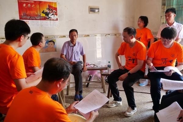 江西上饒“千村調(diào)查”分隊于余干縣上西源村入戶調(diào)查。校方供圖