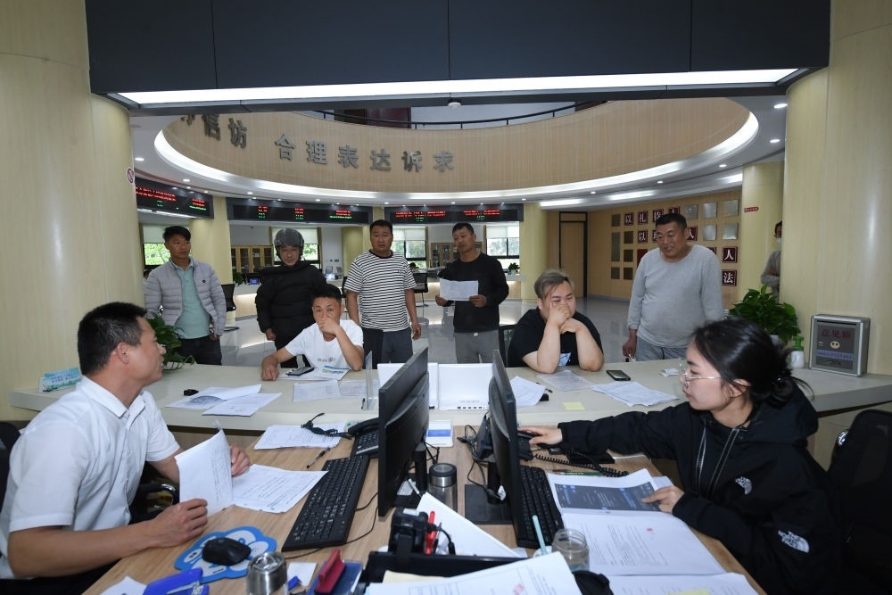 浙江省安吉縣社會治理中心工作人員在處理群眾信訪訴求（5月8日攝）。新華社記者 翁忻旸 攝