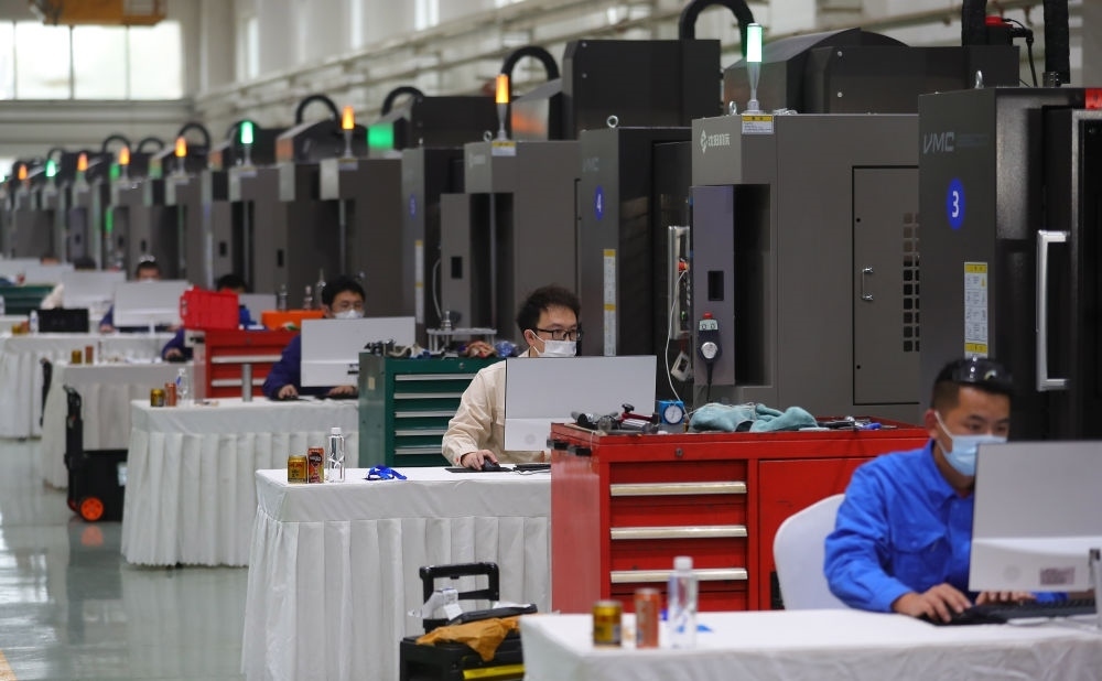 參賽選手在在2022“一帶一路”暨金磚國家技能發(fā)展與技術(shù)創(chuàng)新之“通用技術(shù)杯”數(shù)控多軸加工大賽中比拼（2022年11月10日攝）。新華社記者 楊青 攝