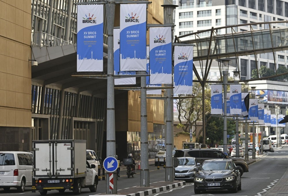 這是8月17日在南非約翰內(nèi)斯堡拍攝的金磚峰會條幅。金磚國家領(lǐng)導(dǎo)人第十五次會晤將于南非約翰內(nèi)斯堡舉行。新華社記者 陳誠 攝
