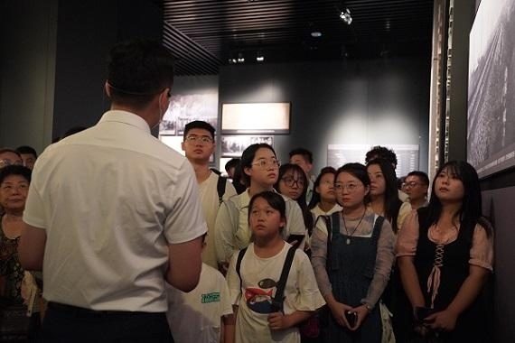 （講解員為記者團(tuán)同學(xué)們講述歷史。北京舞蹈學(xué)院 全峻汐攝