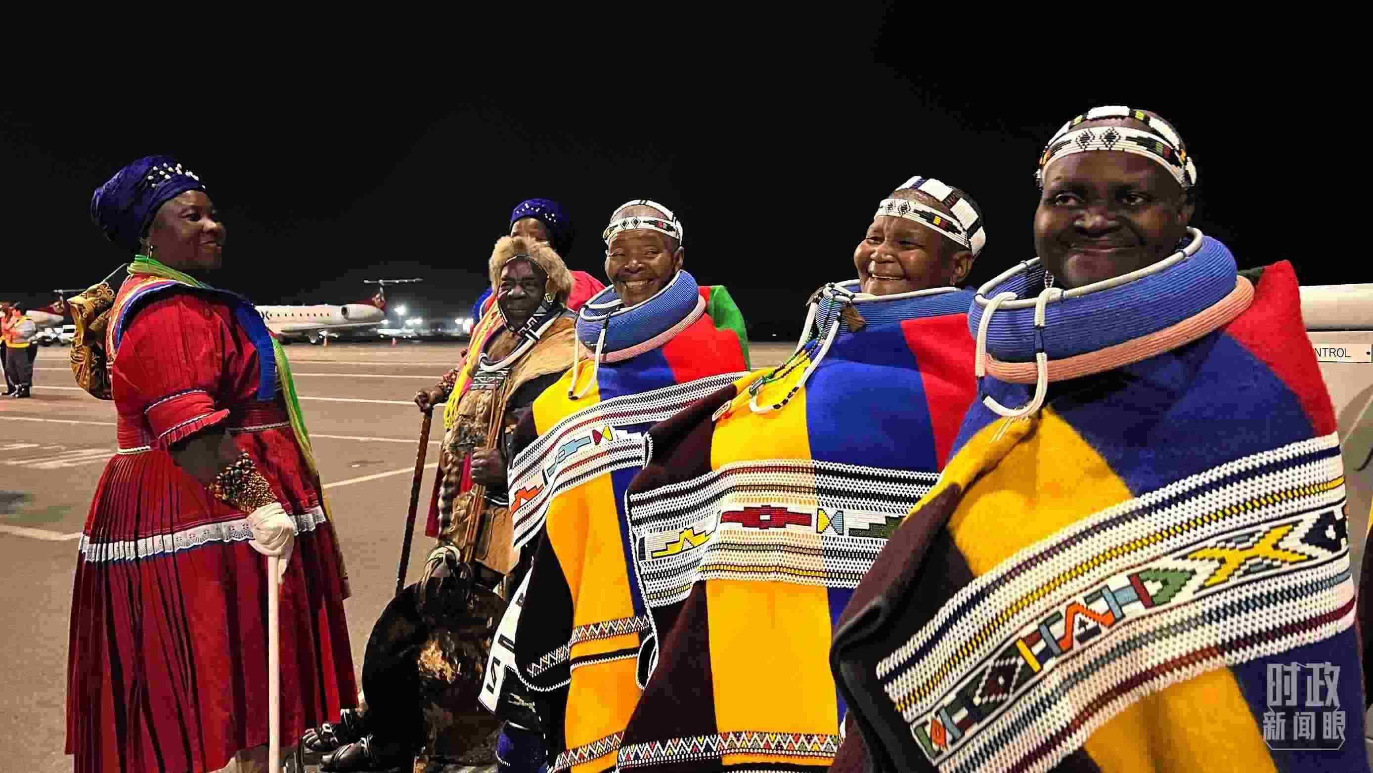 △身穿民族服裝的當(dāng)?shù)孛癖?。（總臺央視記者程鋮拍攝）