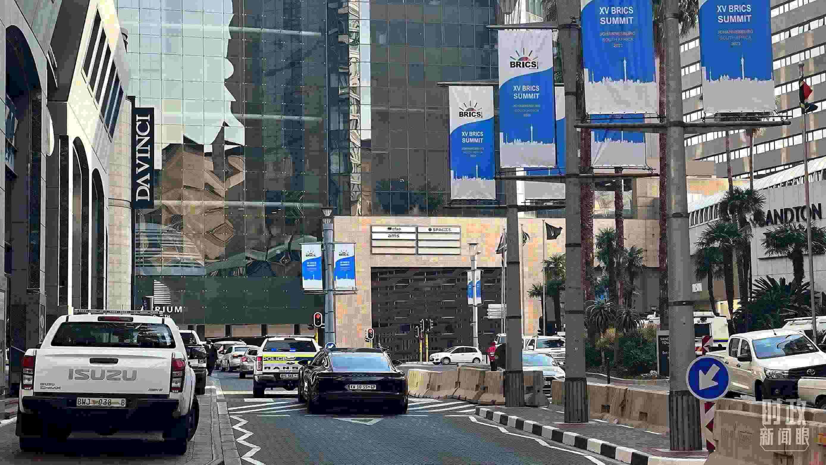 △約翰內(nèi)斯堡，街頭懸掛金磚峰會條幅。（總臺央視記者韓銳拍攝）