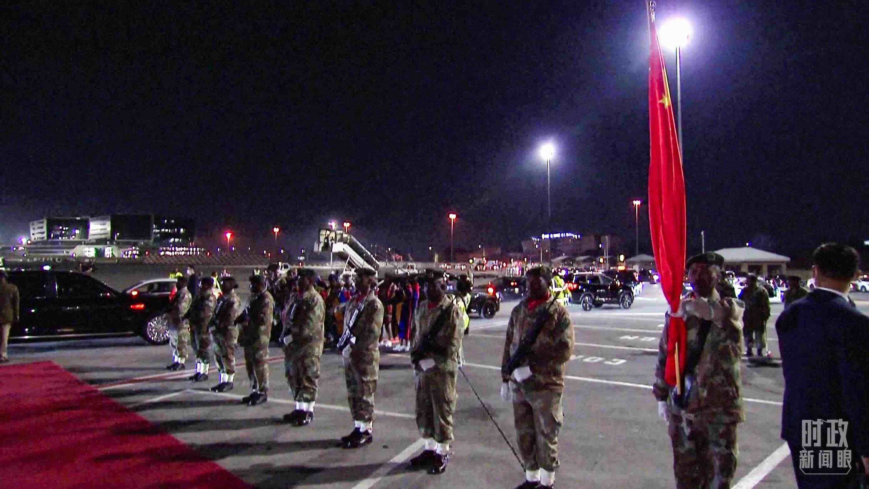 △機(jī)場現(xiàn)場的禮兵。