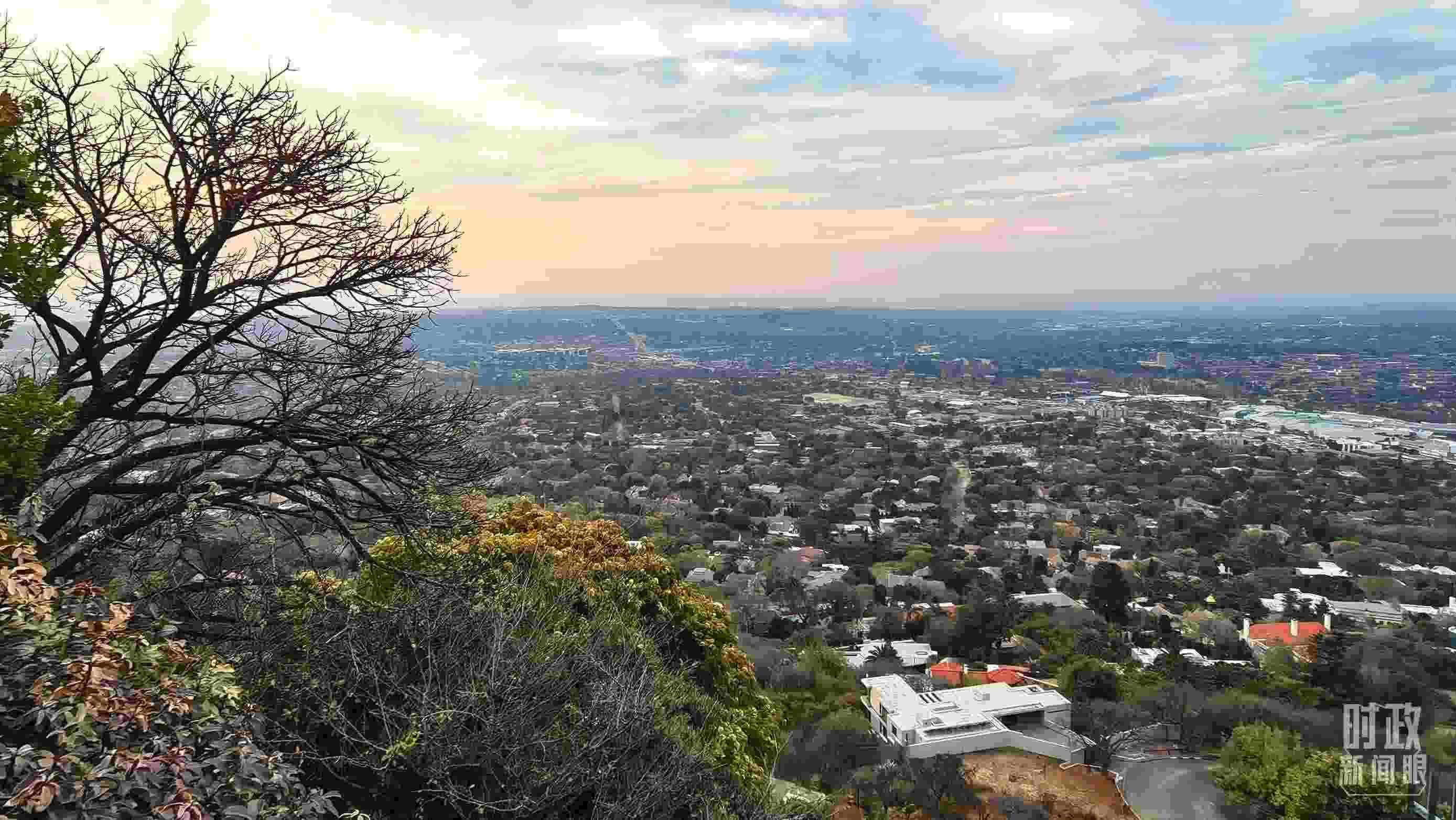 △ 俯瞰南非約翰內(nèi)斯堡。（總臺央視記者韓銳拍攝）