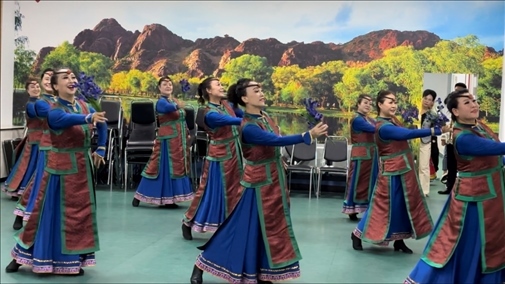 臨潢家園社區(qū)居民在烏蘭牧騎排練廳編排舞蹈。人民網(wǎng)記者 金洪花攝