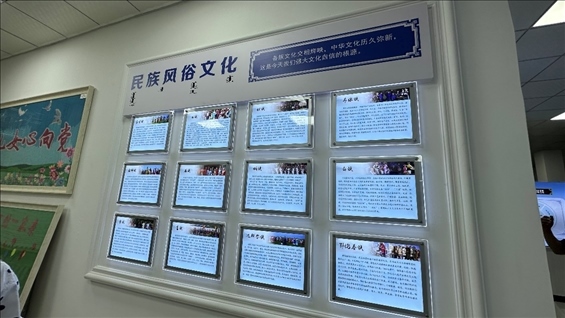 社區(qū)服務(wù)中心內(nèi)民族風(fēng)俗文化墻。人民網(wǎng)記者 金洪花攝