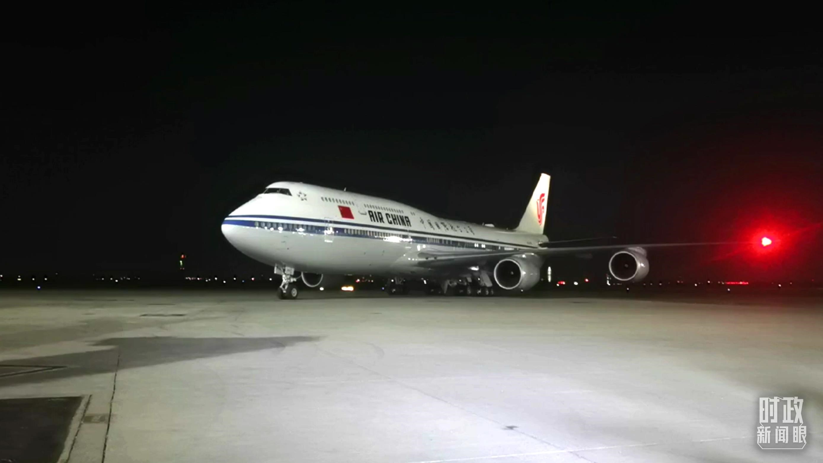 △這是習(xí)近平乘坐的專機(jī)。（總臺央視記者鐘銳拍攝）
