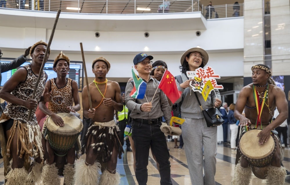 在南非約翰內(nèi)斯堡坦博國(guó)際機(jī)場(chǎng)，南非舞蹈演員歡迎中國(guó)試點(diǎn)恢復(fù)出境團(tuán)隊(duì)旅游后首批抵達(dá)南非的中國(guó)游客（2023年3月29日攝）。