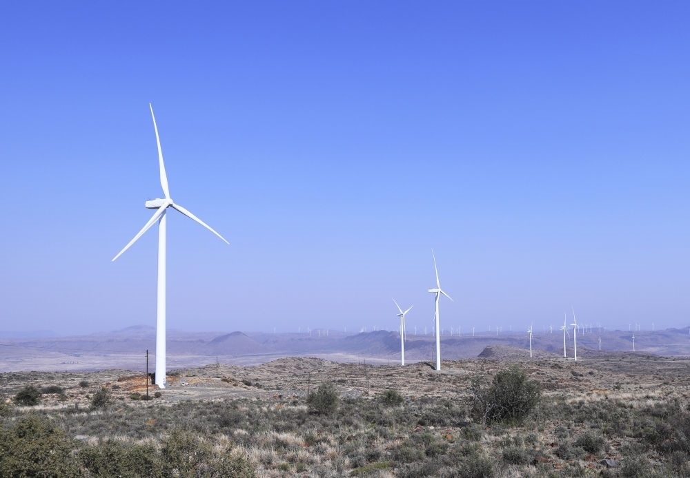 這是在南非北開普省德阿鎮(zhèn)拍攝的德阿風(fēng)電項(xiàng)目風(fēng)機(jī)（2023年8月10日攝）。由中國(guó)龍?jiān)措娏瘓F(tuán)南非公司運(yùn)營(yíng)的德阿風(fēng)電項(xiàng)目每年發(fā)電量超過7.5億千瓦時(shí)，相當(dāng)于節(jié)約20多萬(wàn)噸標(biāo)準(zhǔn)煤，減排二氧化碳約70萬(wàn)噸。