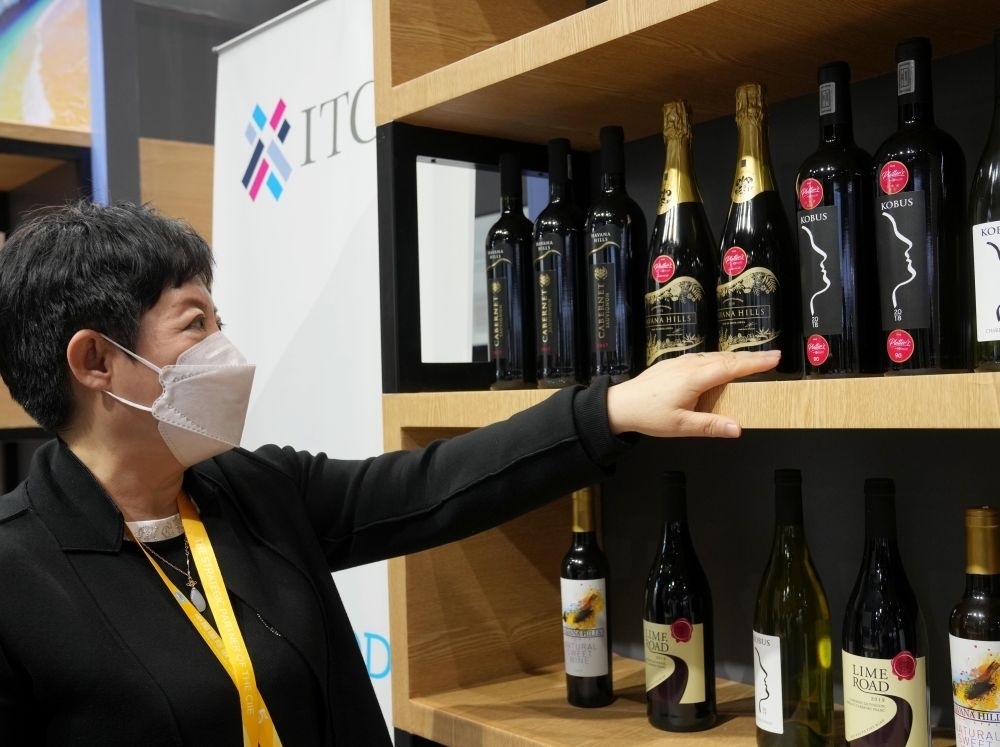 這是在中國(guó)上海舉行的第五屆進(jìn)博會(huì)上拍攝的來自南非的葡萄酒（2022年11月7日攝）。