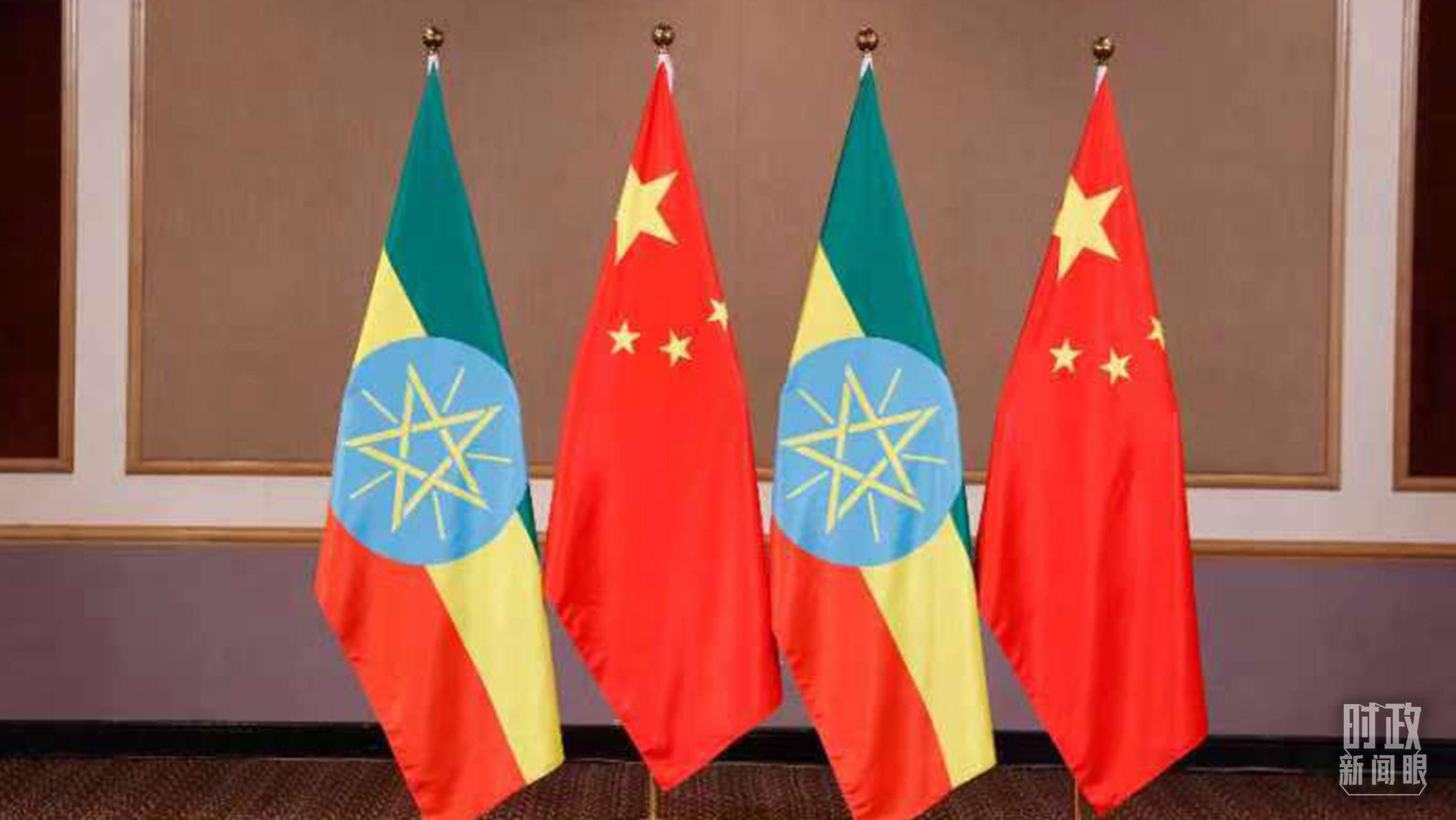 △會見現(xiàn)場的中國、埃塞兩國國旗。（總臺央視記者耿小龍拍攝）
