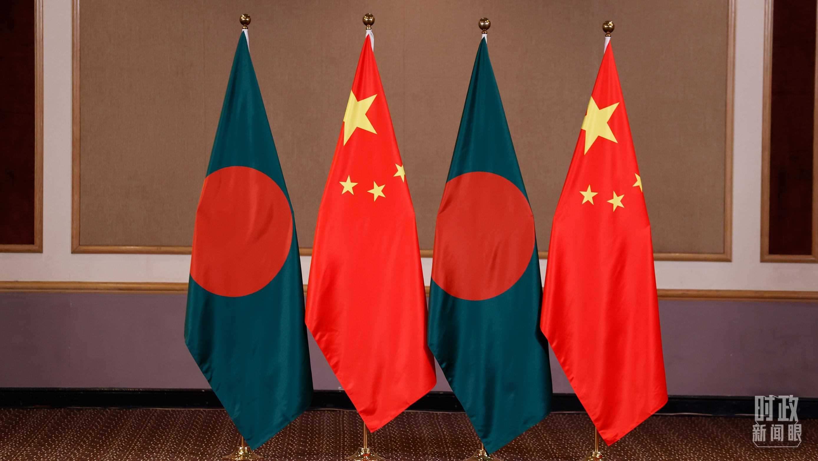 △會見現(xiàn)場的中孟兩國國旗。（總臺央視記者耿小龍拍攝）