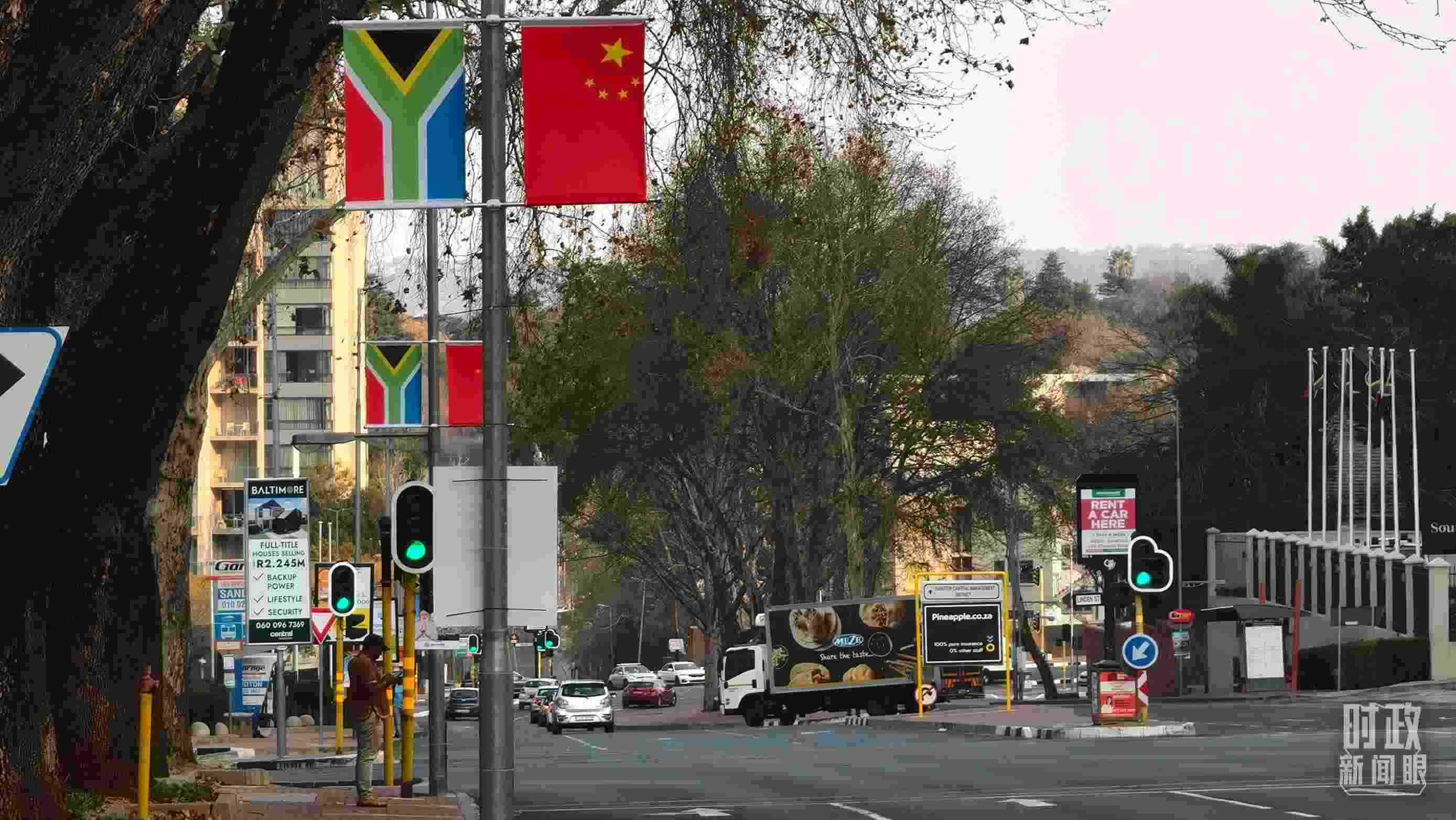 △約翰內(nèi)斯堡街道兩側(cè)懸掛的中國國旗。（總臺央視記者韓銳拍攝）