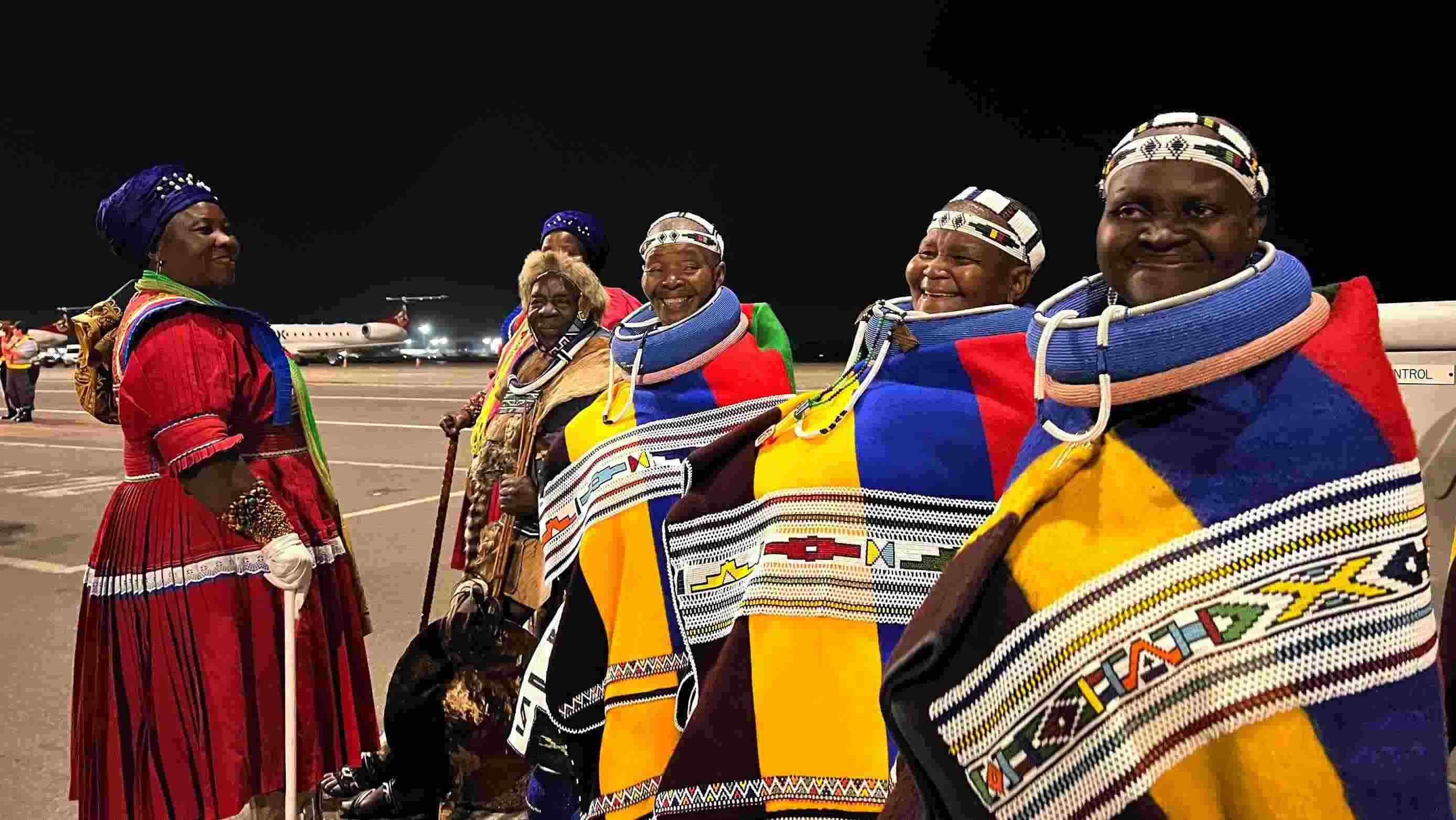 當(dāng)?shù)貢r間2023年8月21日晚，習(xí)近平主席乘坐的專機(jī)抵達(dá)南非約翰內(nèi)斯堡坦博國際機(jī)場，這是身穿民族服飾迎接的當(dāng)?shù)厝罕姟? width=