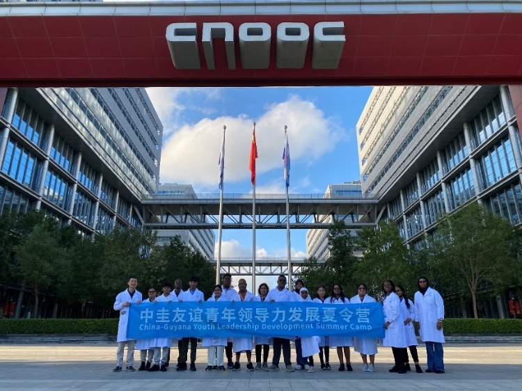 代表團(tuán)參觀未來科技城。中海油圭亞那有限公司供圖