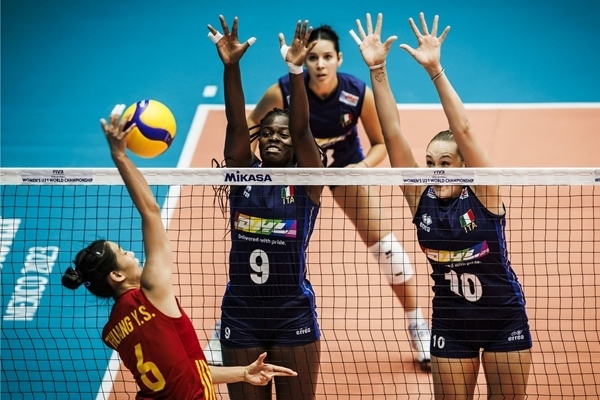 中國(guó)隊(duì)球員莊宇珊(左)在比賽中。圖片來(lái)源：國(guó)際排聯(lián)