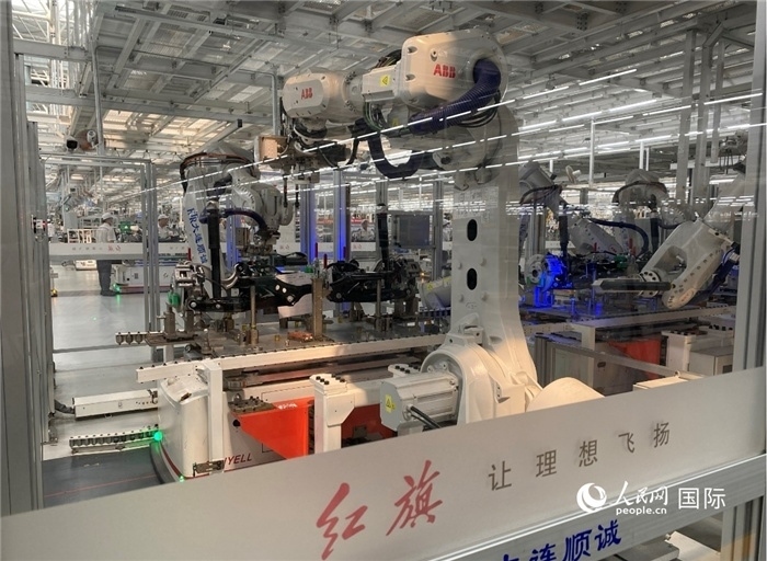 一汽—紅旗繁榮工廠內(nèi)的智能機(jī)器人。人民網(wǎng) 宋歌攝