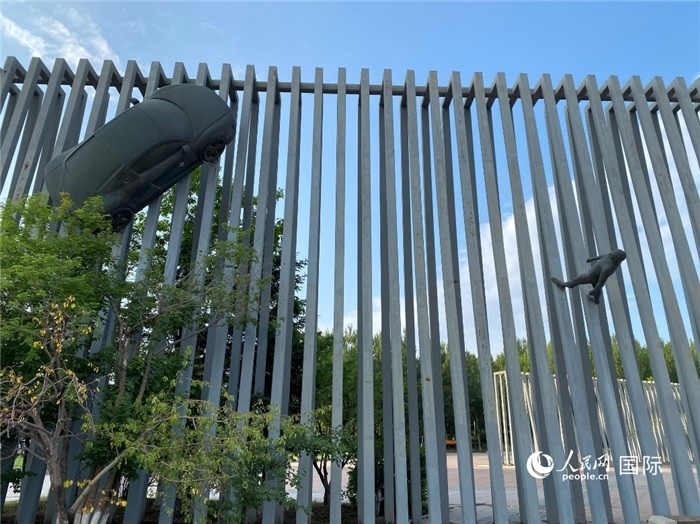 長(zhǎng)春國(guó)際汽車公園中的立體雕塑。人民網(wǎng) 宋歌攝