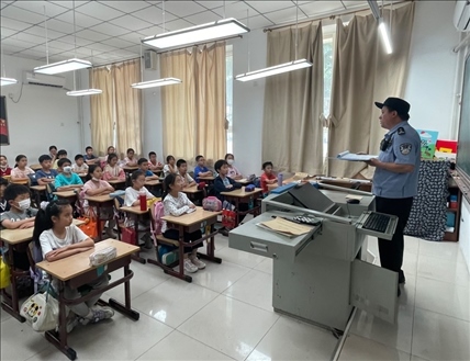 趙超剛在呼家樓中心小學(xué)為學(xué)生們講法治課。受訪者供圖