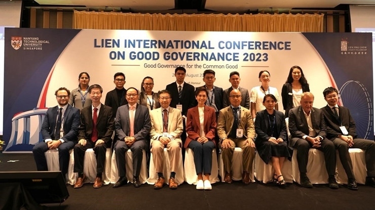 與會嘉賓和新書的編者及章節(jié)作者合影。新加坡南洋理工大學供圖