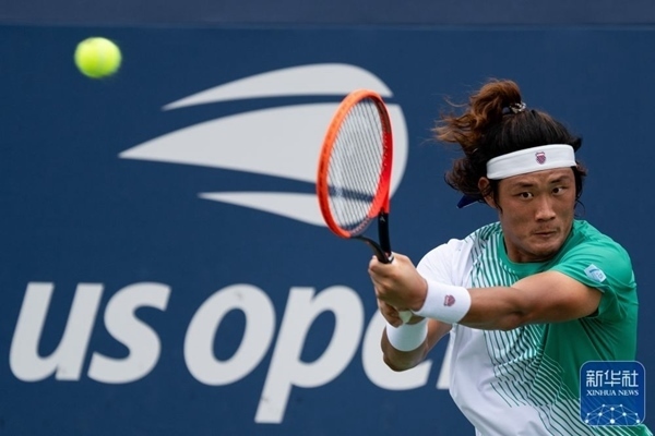 張之臻在比賽中回球。新華社記者 劉杰 攝