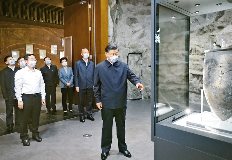 2023年6月2日，中共中央總書記、國(guó)家主席、中央軍委主席習(xí)近平在北京出席文化傳承發(fā)展座談會(huì)并發(fā)表重要講話。這是座談會(huì)前，習(xí)近平2日下午在中國(guó)歷史研究院考察。 新華社記者 鞠鵬/攝