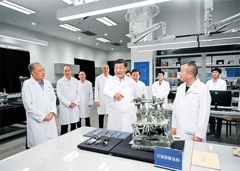 2023年7月25日至27日，中共中央總書記、國(guó)家主席、中央軍委主席習(xí)近平在四川考察。這是26日下午，習(xí)近平在位于德陽(yáng)市廣漢市的三星堆博物館文物保護(hù)與修復(fù)館，同現(xiàn)場(chǎng)工作人員親切交流。 新華社記者 謝環(huán)馳/攝