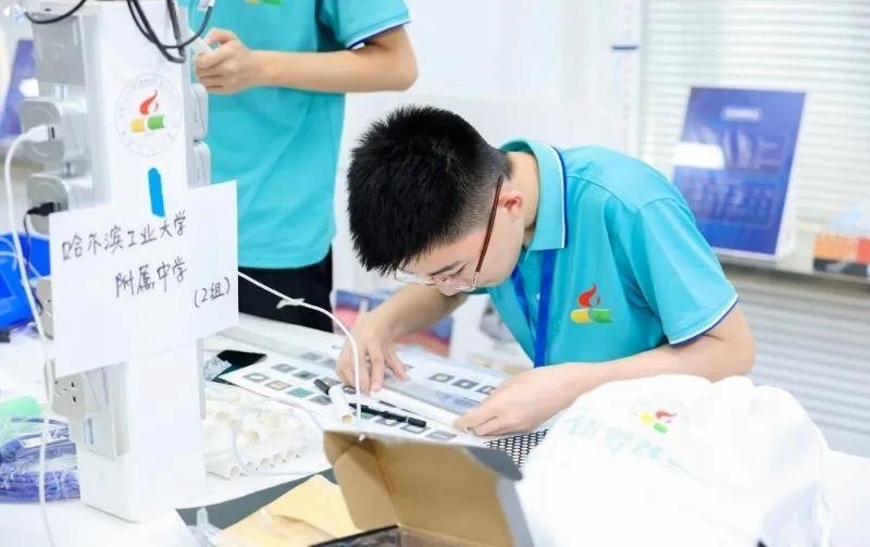 △今年7月，“逐夢蒼穹”科技主題教育活動在北京市八一學(xué)校舉辦。來自全國各地的百余名師生，在動手實(shí)踐中學(xué)習(xí)航天知識、提高創(chuàng)新能力。