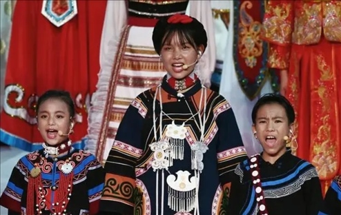 △今年7月，在成都大運(yùn)會開幕式上，從大山深處走來的孩子們，自信地站在舞臺中央，以歌聲表達(dá)對未來的憧憬。