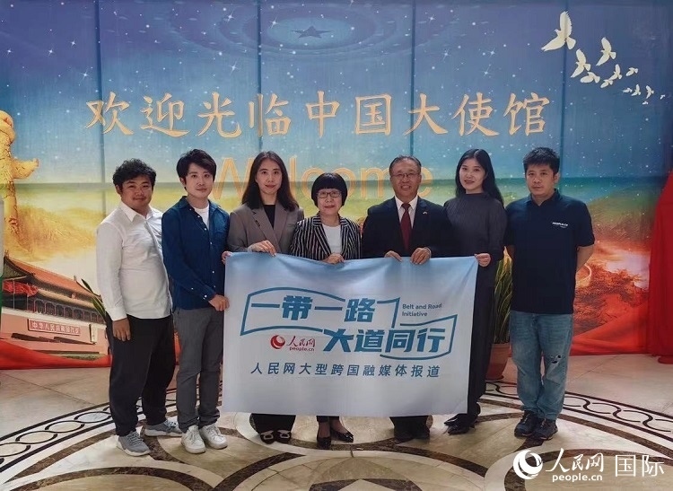 崔建春大使（右三）與人民網(wǎng)記者合影。