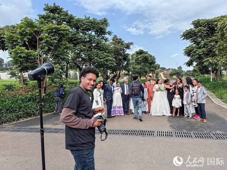 一對(duì)新人和親友在亞的斯亞貝巴友誼廣場(chǎng)合影。人民網(wǎng)記者 陳星星攝