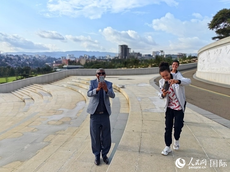 亞的斯亞貝巴友誼廣場(chǎng)的游客與人民網(wǎng)記者互動(dòng)。人民網(wǎng)記者 陳星星攝