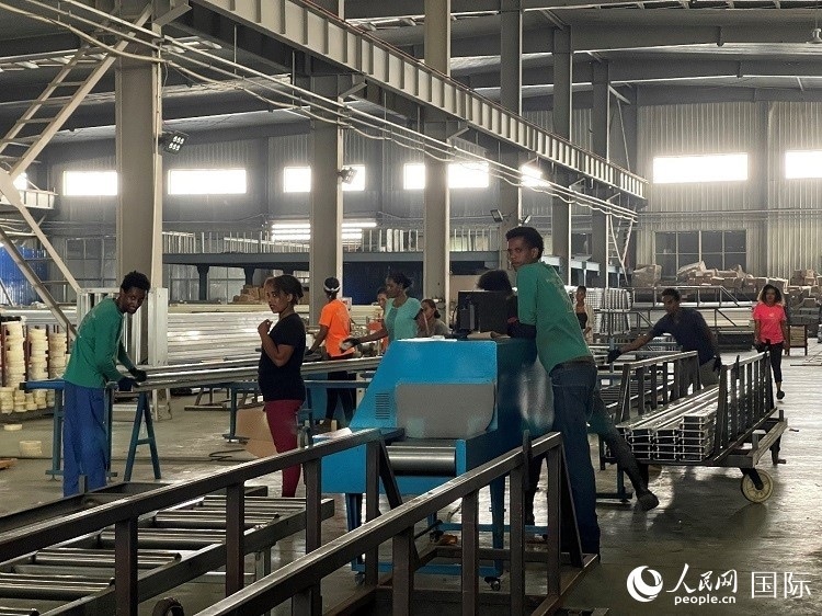 東方工業(yè)園華嘉鋁業(yè)生產(chǎn)車間。人民網(wǎng)記者 趙艷紅攝