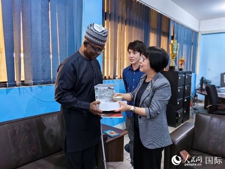 人民網(wǎng)監(jiān)事會(huì)主席唐維紅（右一）帶隊(duì)訪問(wèn)尼日利亞通訊社，與該社總裁布克·龐勒（左一）交流。人民網(wǎng)記者 陳星星攝