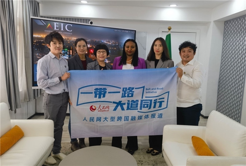 埃塞俄比亞投資委主任萊利斯（右三）、萬(wàn)巧云（左二）與人民網(wǎng)記者合影。