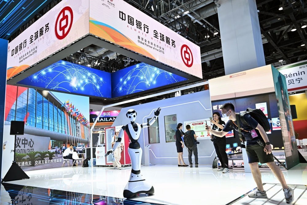 9月1日，媒體記者在國家會議中心中國銀行展臺拍攝一款迎賓接待機器人。新華社記者 李鑫 攝
