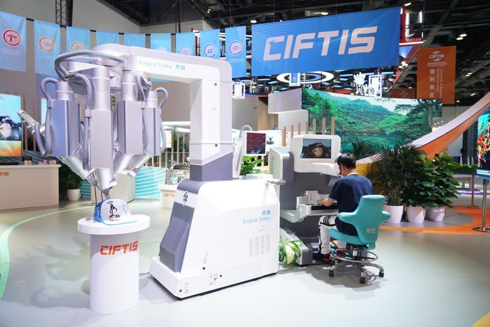 這是9月1日在國家會議中心拍攝的一款單孔腔鏡手術(shù)機器人。新華社記者 任超 攝