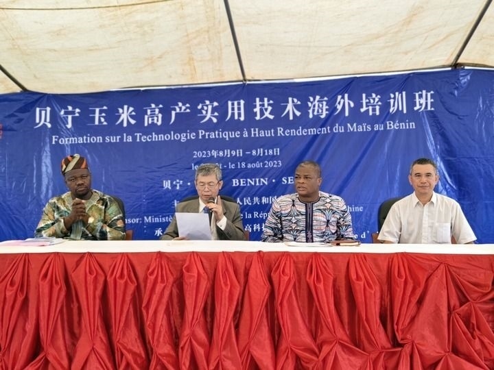 8月9日，2023年貝寧“玉米高產(chǎn)實(shí)用技術(shù)培訓(xùn)班”開班儀式在位于塞梅波吉市的中國援貝寧農(nóng)業(yè)技術(shù)示范中心舉行。
