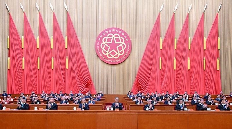 2023年8月31日，第十一次全國歸僑僑眷代表大會在北京人民大會堂開幕。習(xí)近平等黨和國家領(lǐng)導(dǎo)人到會祝賀