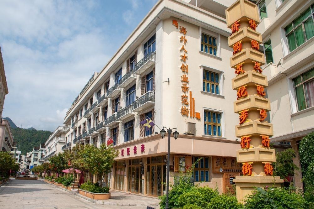 浙江溫州文成縣玉壺鎮(zhèn)是全國著名僑鄉(xiāng)。近年來，當(dāng)?shù)胤e極搭建平臺，吸引華僑回鄉(xiāng)創(chuàng)業(yè)。圖為該鎮(zhèn)的海外人才創(chuàng)業(yè)示范街