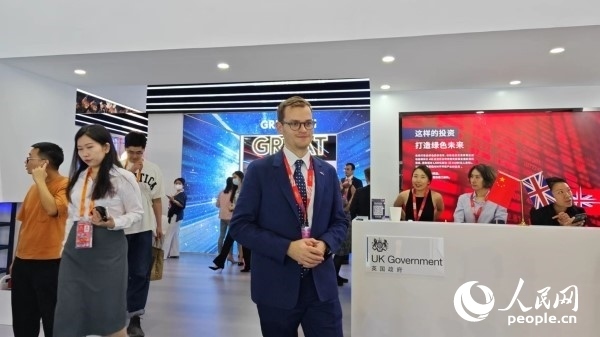 9月2日，英國(guó)館館長(zhǎng)、英國(guó)商業(yè)貿(mào)易部市場(chǎng)推廣主管康鵬接受人民網(wǎng)記者采訪。人民網(wǎng)記者 趙雯博攝