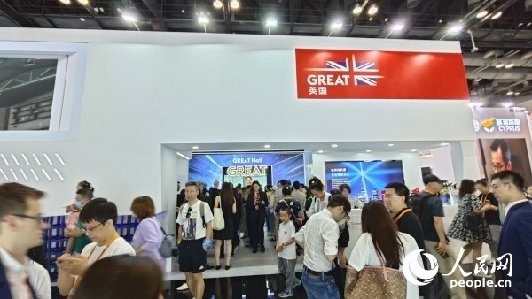 9月3日，英國(guó)館吸引參展觀眾駐足。人民網(wǎng)記者 趙雯博攝