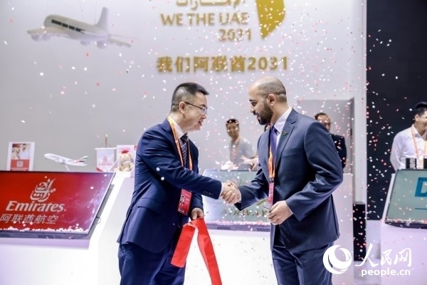 9月3日，阿聯(lián)酋駐華大使館臨時(shí)代辦、副館長(zhǎng)哈利德·沙赫參贊與中國(guó)貿(mào)促會(huì)聯(lián)絡(luò)部二級(jí)巡視員楊曉軍揭幕阿聯(lián)酋國(guó)家館。圖片由阿聯(lián)酋駐華大使館提供