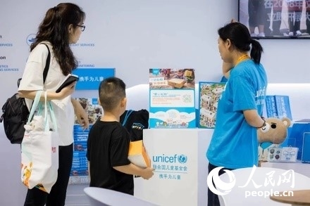 9月2日，觀眾駐足聯(lián)合國(guó)兒童基金會(huì)展館。圖片由聯(lián)合國(guó)兒童基金會(huì)提供