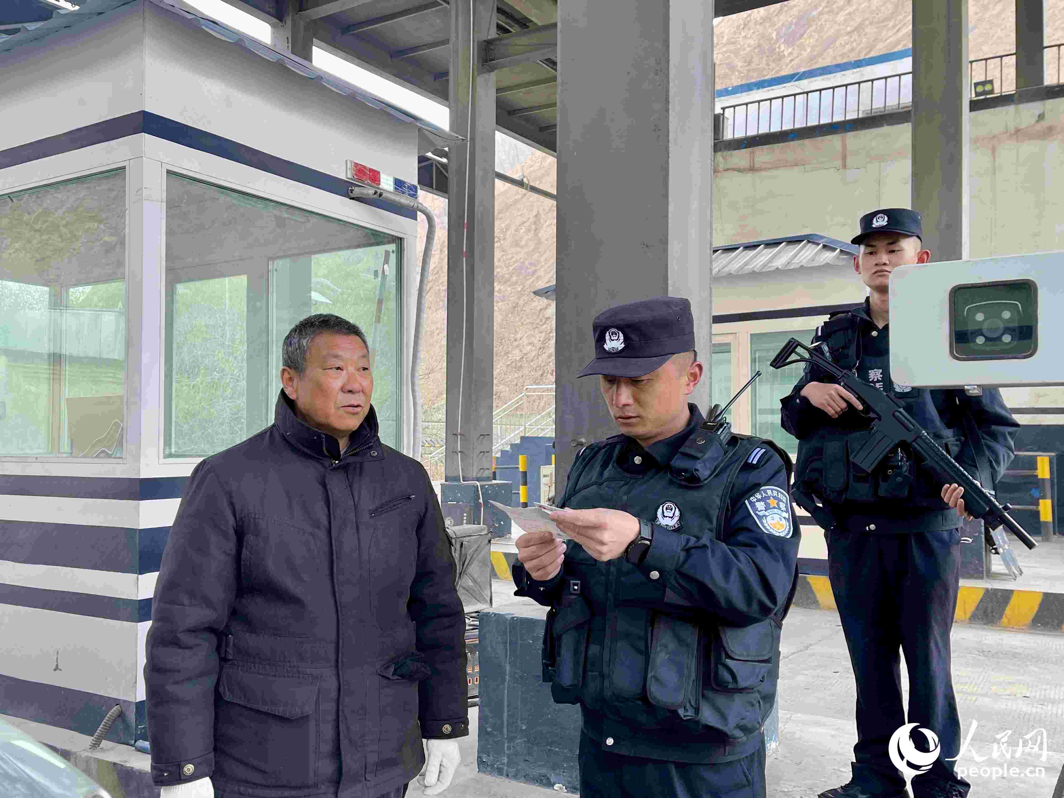 2023年5月10日，在庫地邊境檢查站，陳暢核對進(jìn)出邊境管理區(qū)人員信息。人民網(wǎng) 周靜圓攝